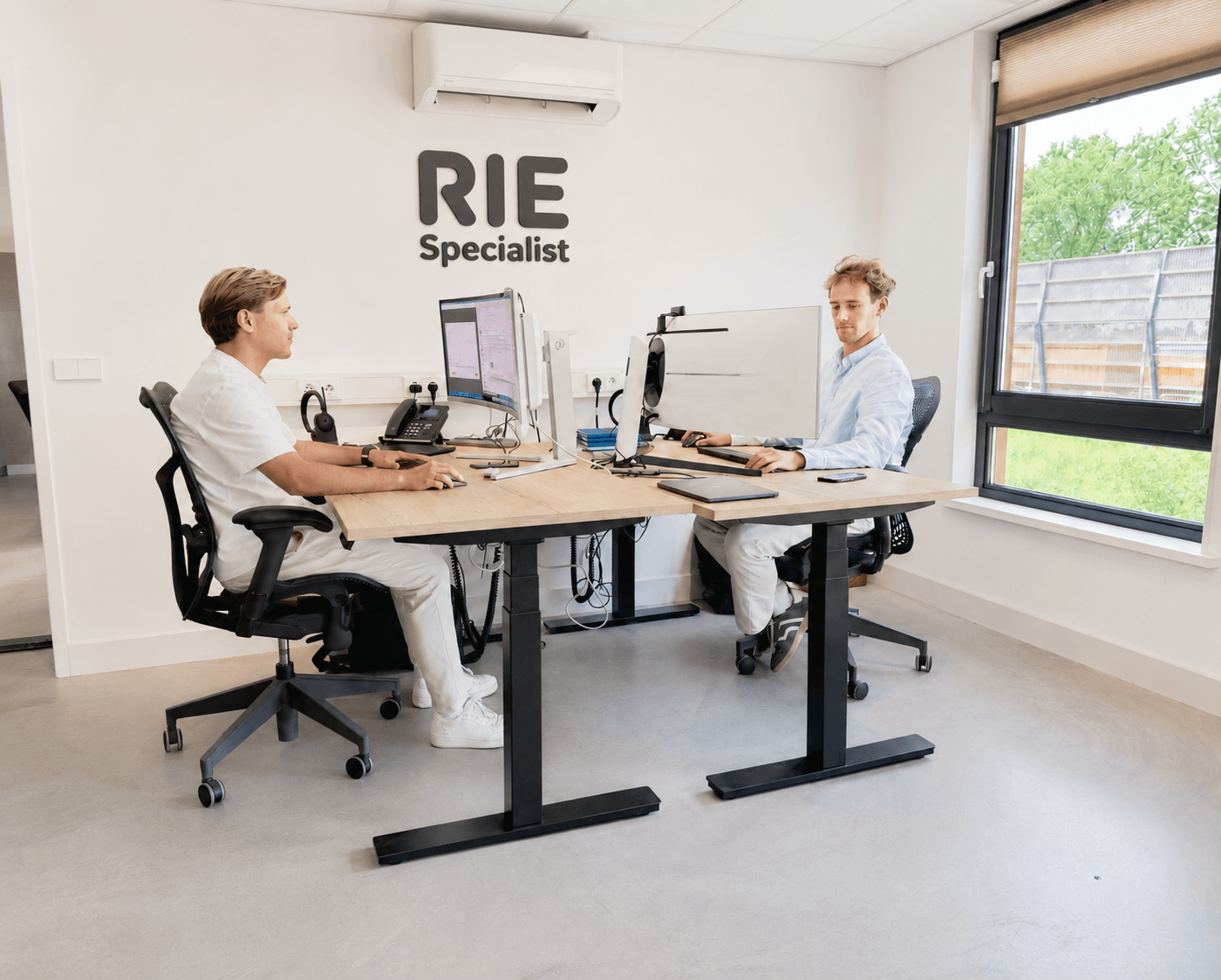 Het team van RIE Specialist op kantoor in Reeuwijk